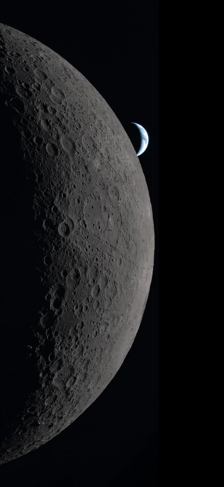 Vista do 'Earthset' (pôr da Terra) capturada da órbita lunar. Em primeiro plano, a superfície cinzenta e rugosa da Lua com crateras em destaque. Ao fundo, a Terra aparece parcialmente iluminada em tons de azul e branco.